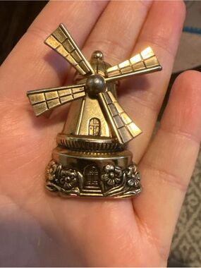 Coro Pegasus windmill moving articulated gold tone brooch pin flowers vintage